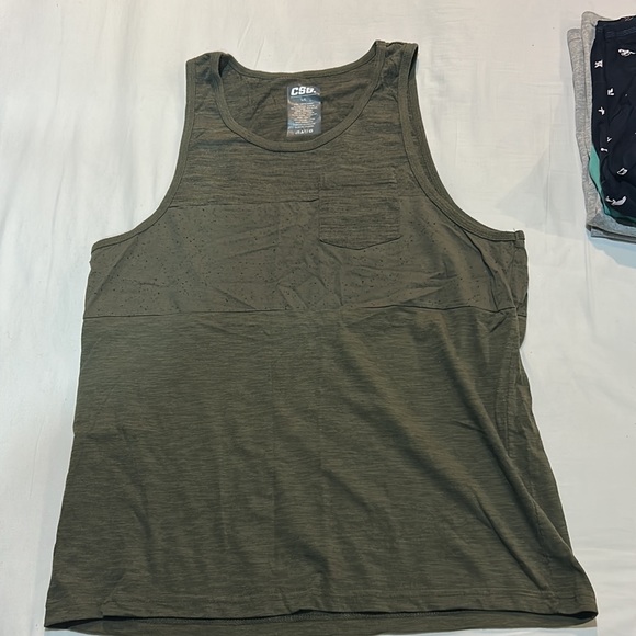 4 tank tops in a bundle - Picture 7 of 8